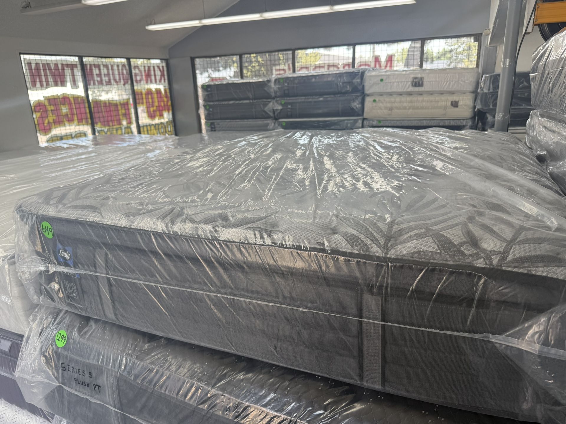 QUEEN SIZE SEALY POSTUREPEDIC PLUS PILLOW TOP MATTRESS & BOX SPRING BED SET
