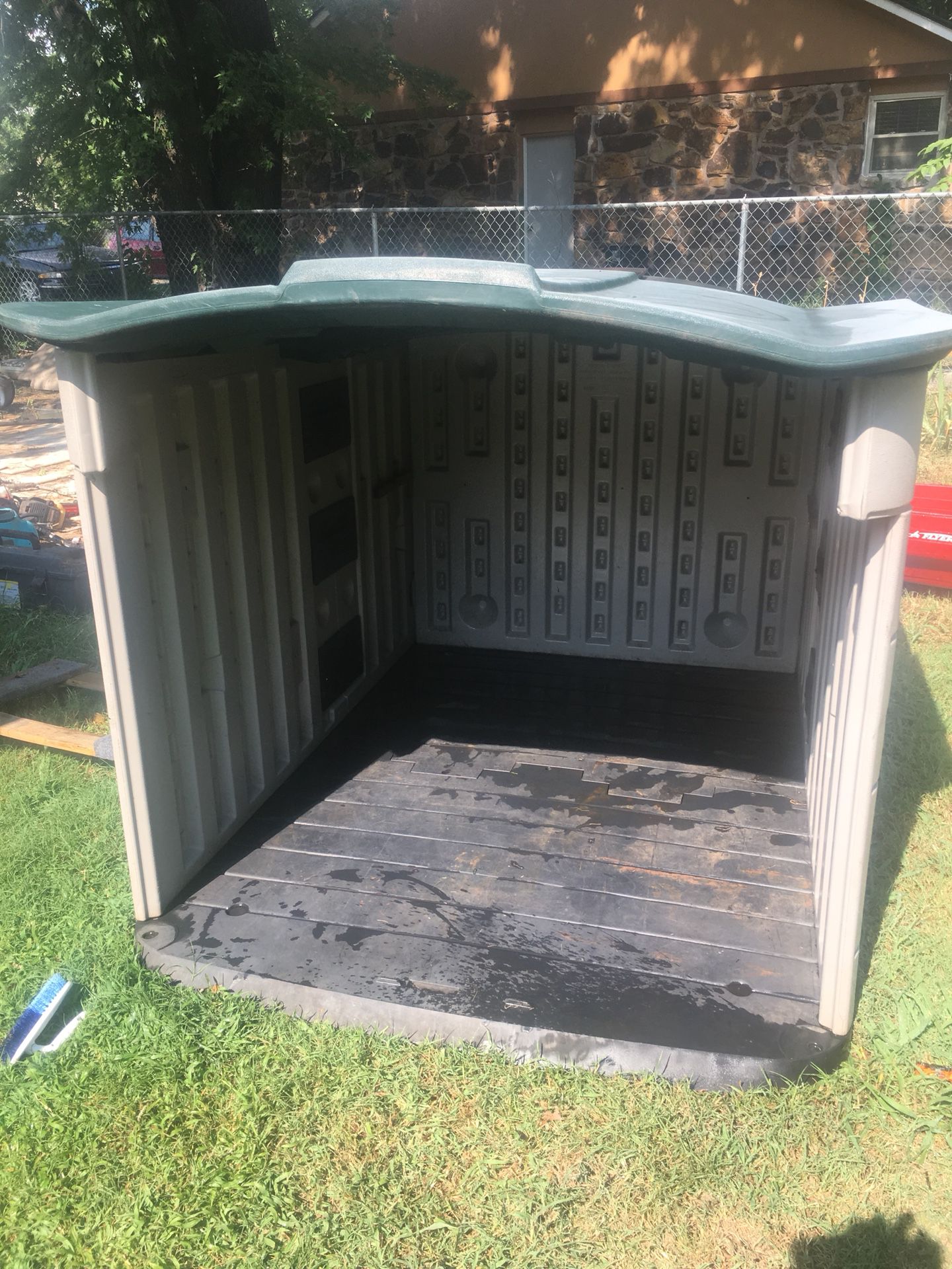 Rubbermaid storage shed with sliding roof and double doors in front 92 cu ft