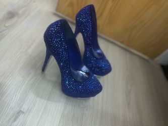 Sparkly blue heels !