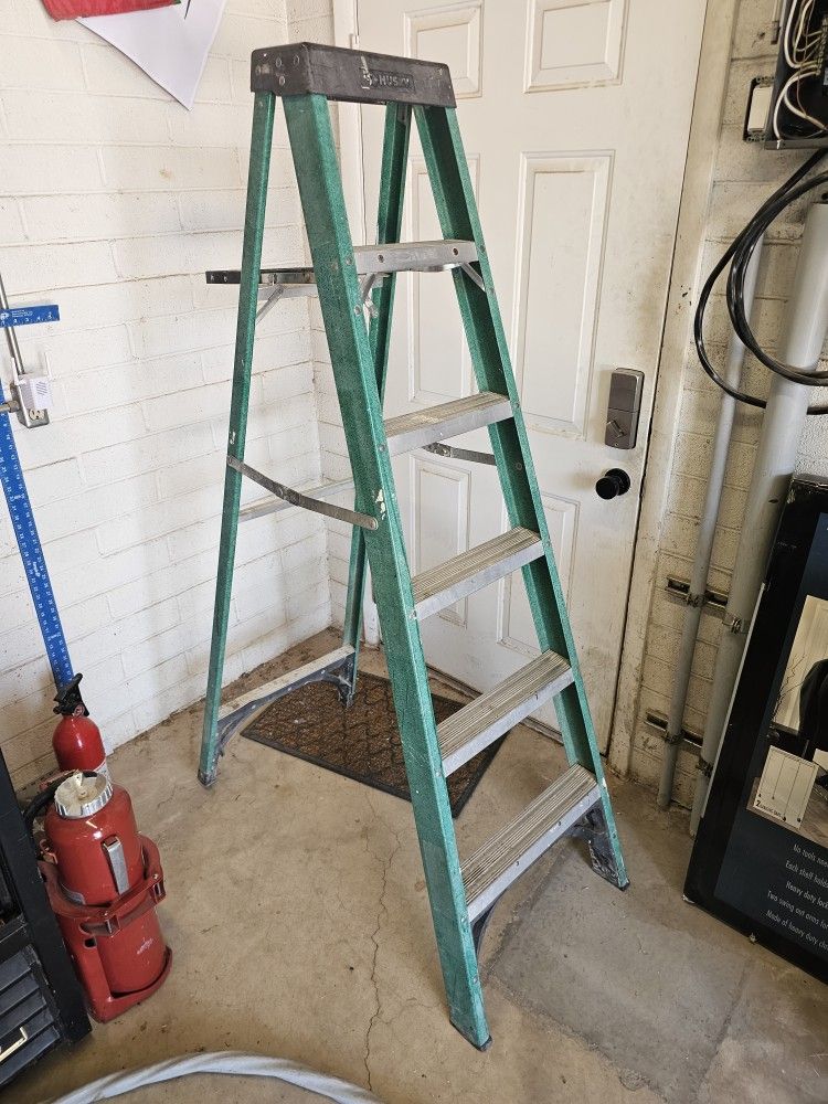 6' Husky Fiberglass Ladder