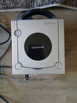 **needs repair**Nintendo GameCube with Super Mario Sunshine , memory card and controller