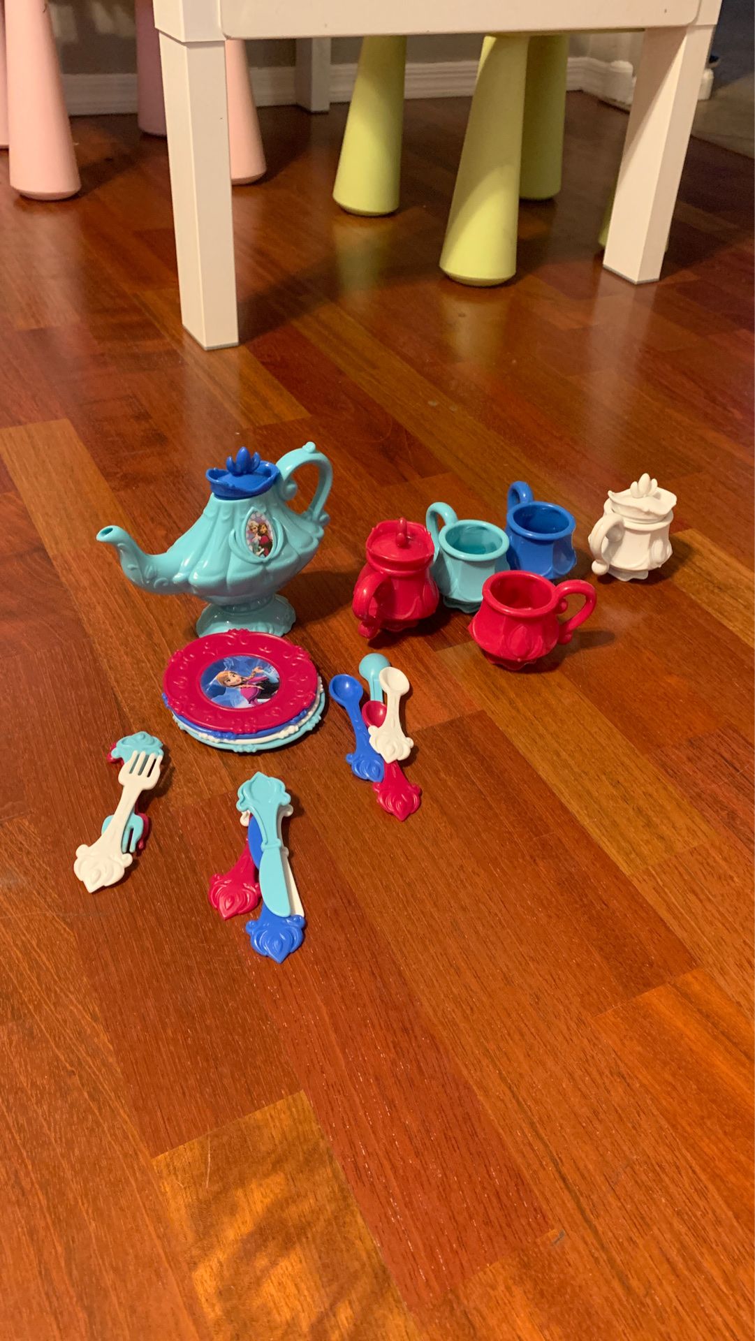 Elsa tea set