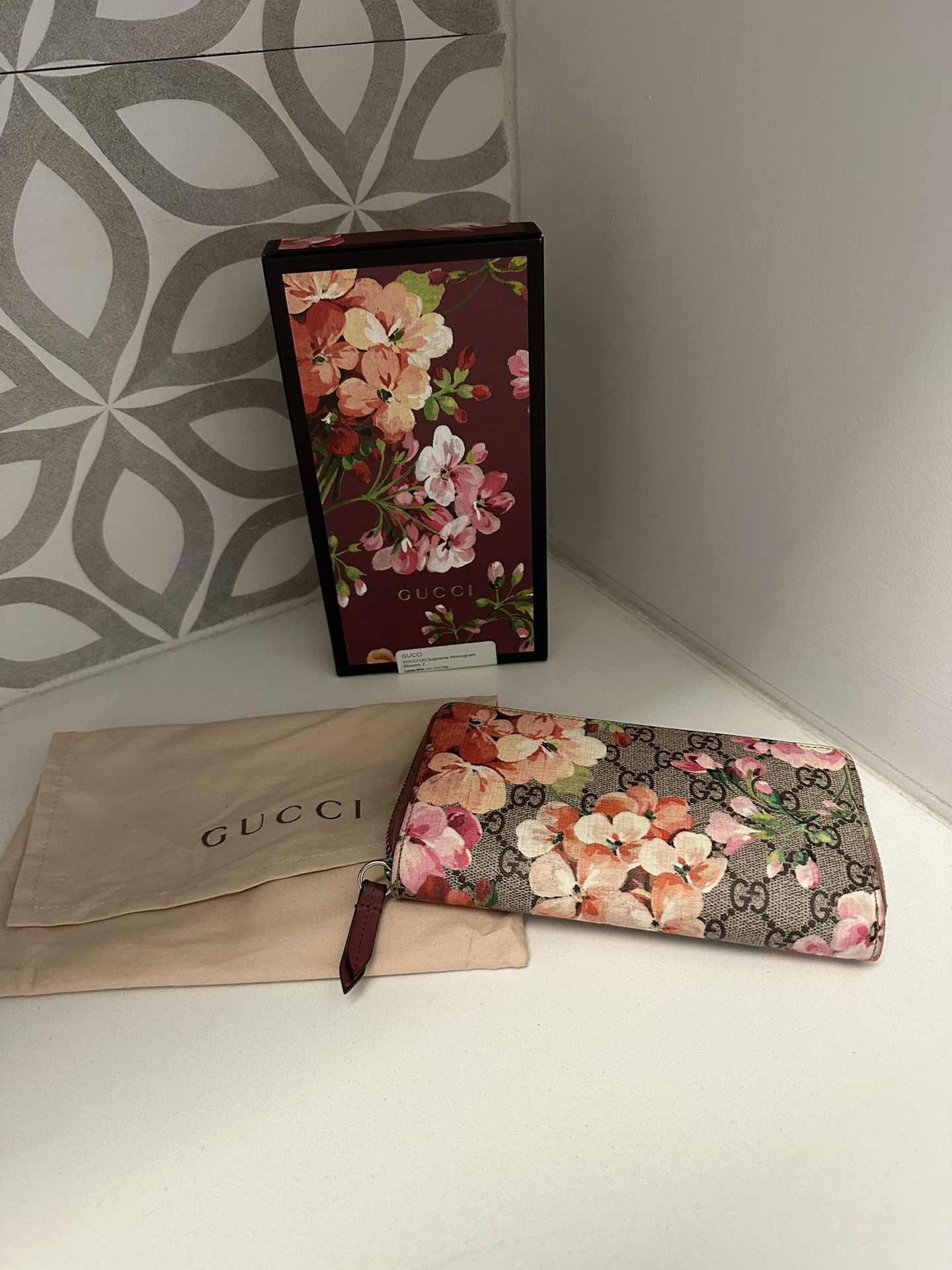 Gucci Gigi Supreme Monogram Blooms Zippy Wallet