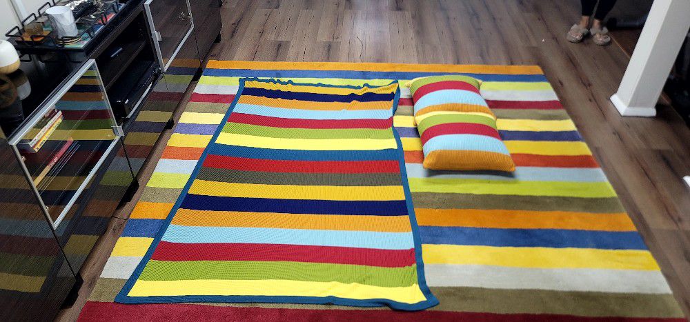 100% Wool 7x7 area rug with matching throw and two pillows