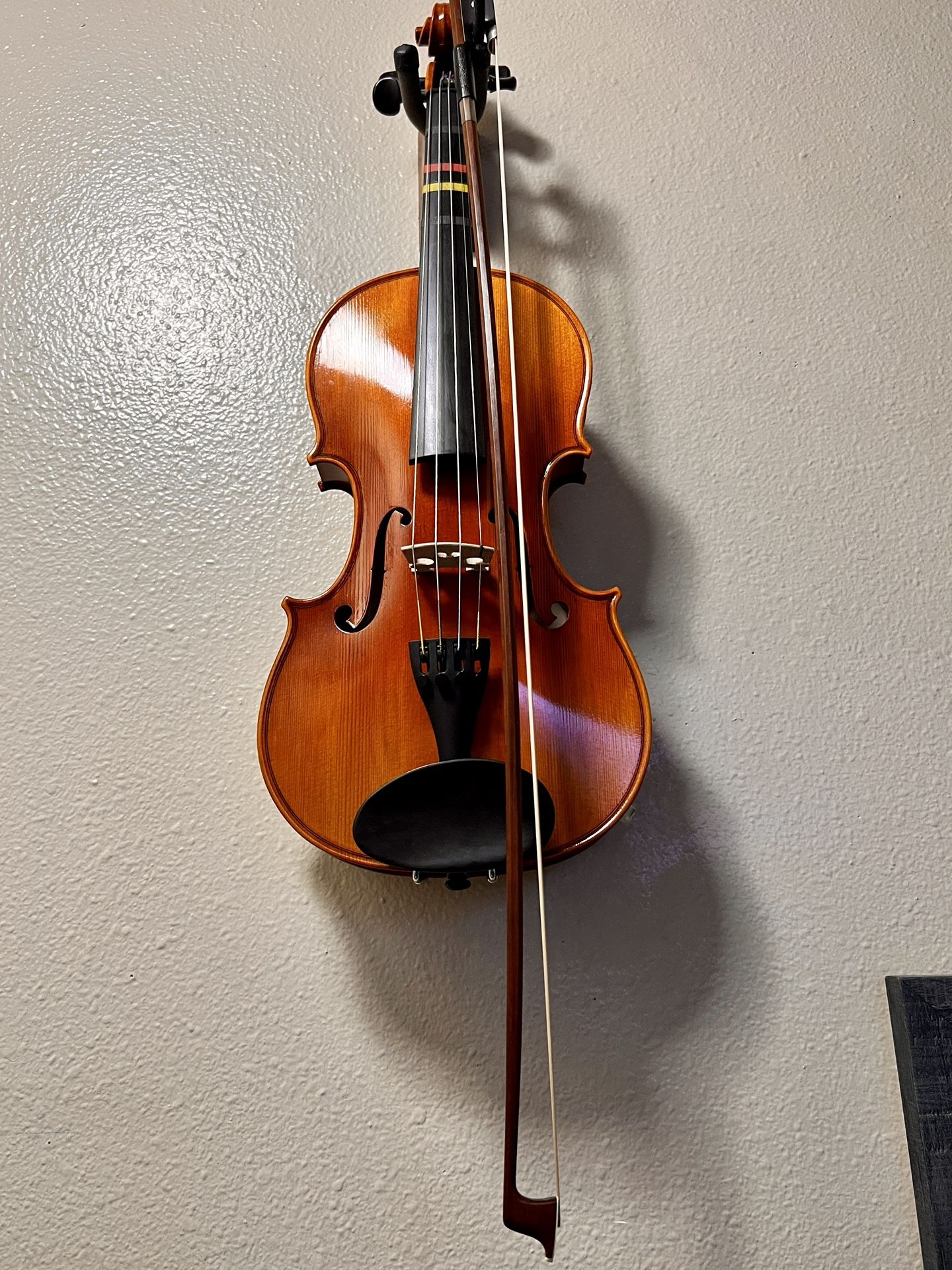 Gently Used Snow SV200 with Case And Premium Bow