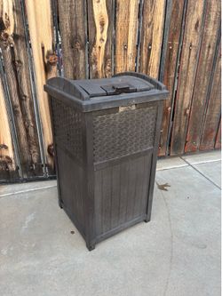 Suncast Trash Can  30-33 Gallon