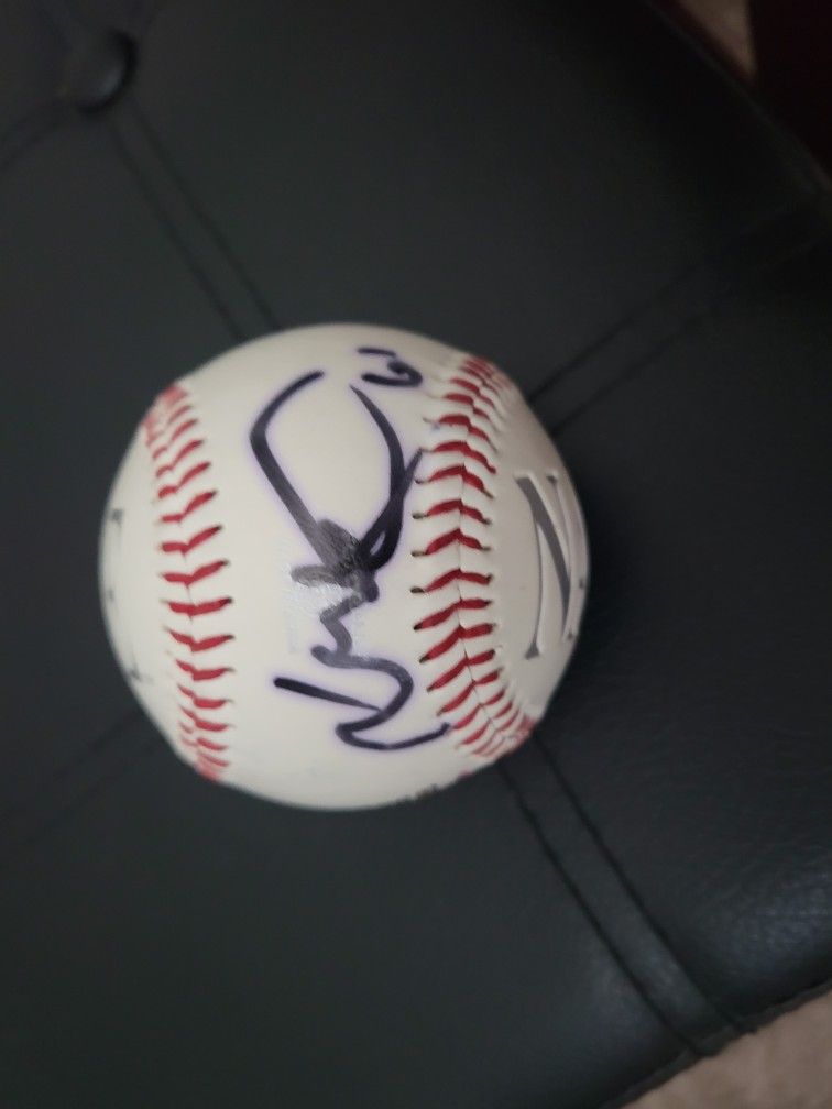 1997 world series Signed baseball Livan Hernandez Auto Signed Autograph Marlins