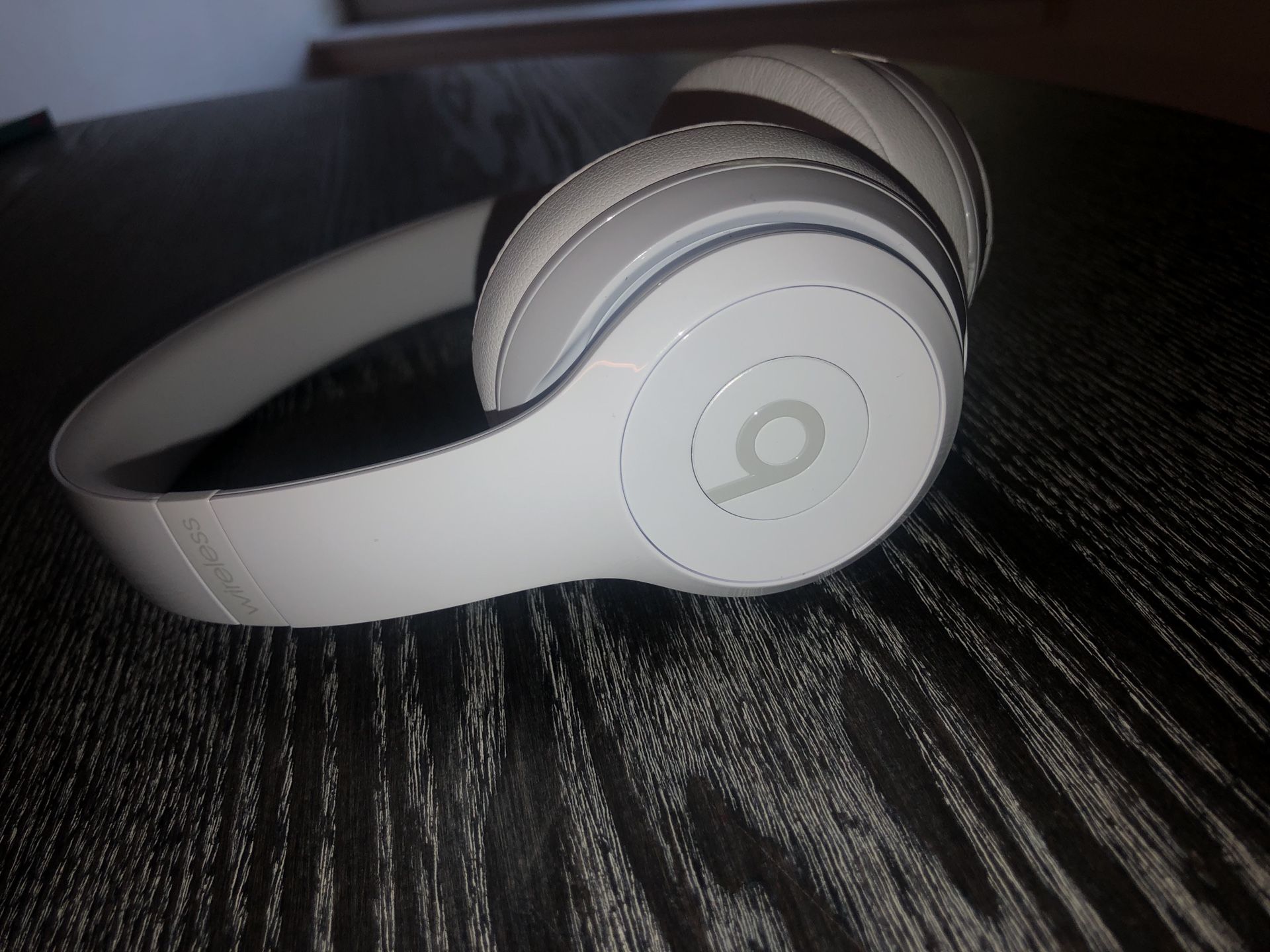 Beats Solo 3 wireless gloss white