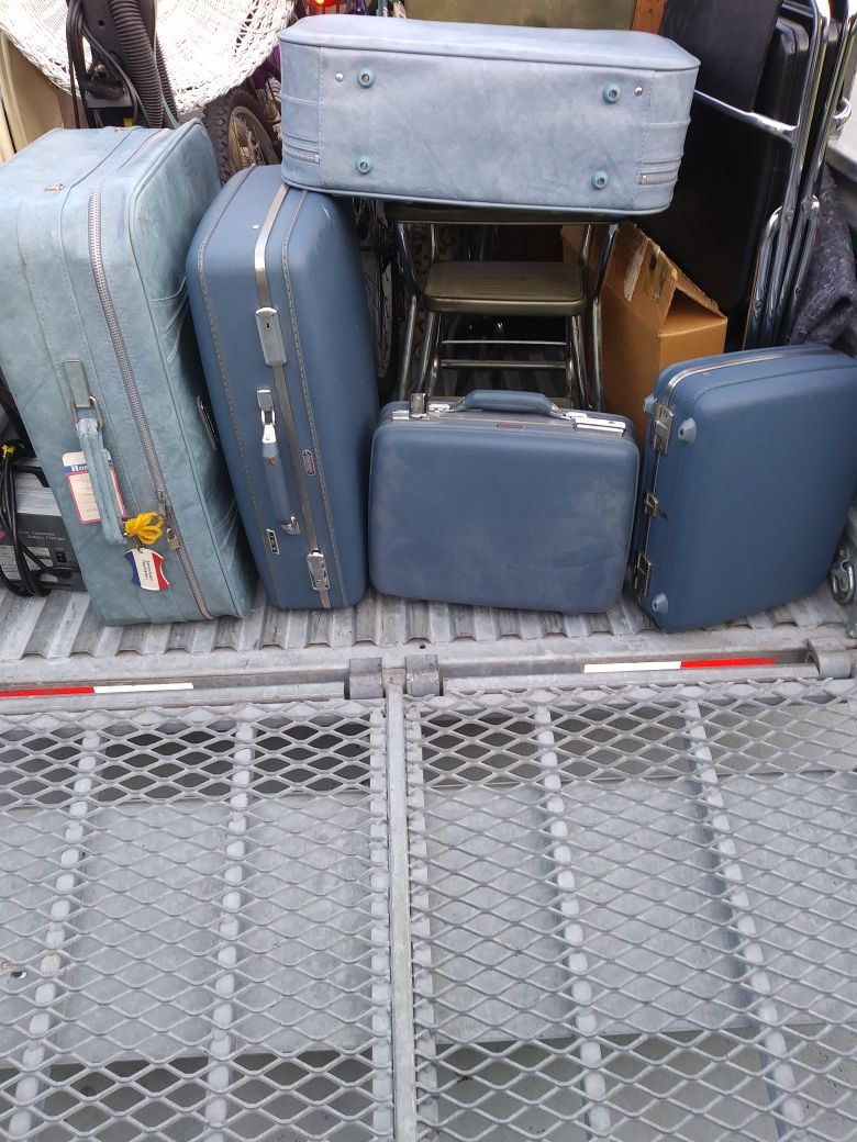 5 pieces of luggage ! Maybe 7