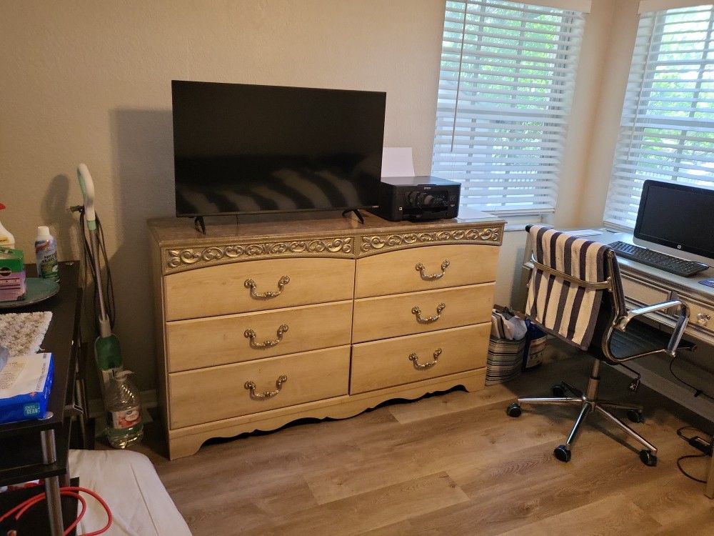 Grey Day Bed W/Pillow Top Mattress, 40' Vizio SMART T.V & Dresser