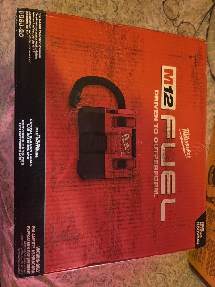 Milwaukee M12 1.6 Gallen Wet/dry Vacuum 