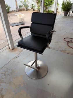 Adjustable high chair for barbers