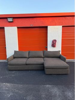 Like new! Crate and Barrel Sectional Sofa🚚