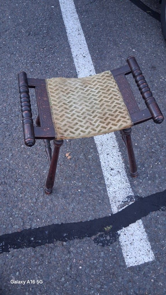 VINTAGE ANTIQUE SADDLE BENCH STOOL
