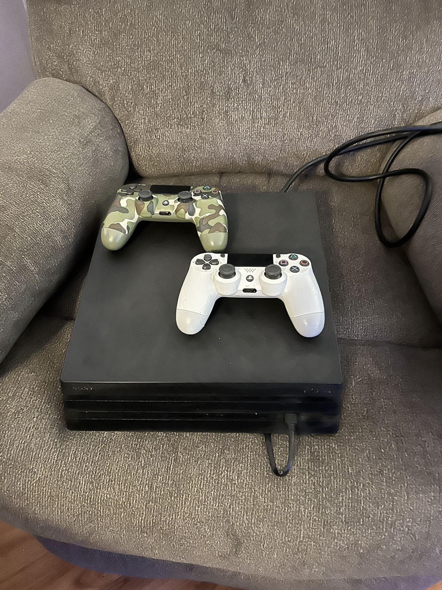 PS4 works fine two controllers $80
