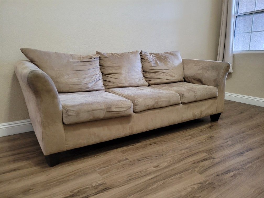 Free Couch Ready For Pickup for Sale in Las Vegas, NV OfferUp