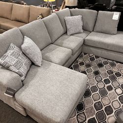 •• Gabyleigh Nikel Gray U Shaped Sectional Sofa With Double Chaise ••