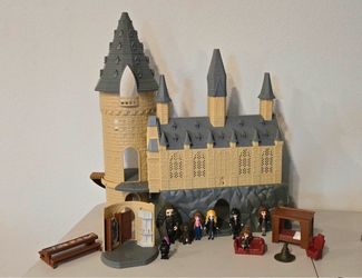 Wizarding World Magical Minis Hogwarts Castle Playset with Figures & Light Features