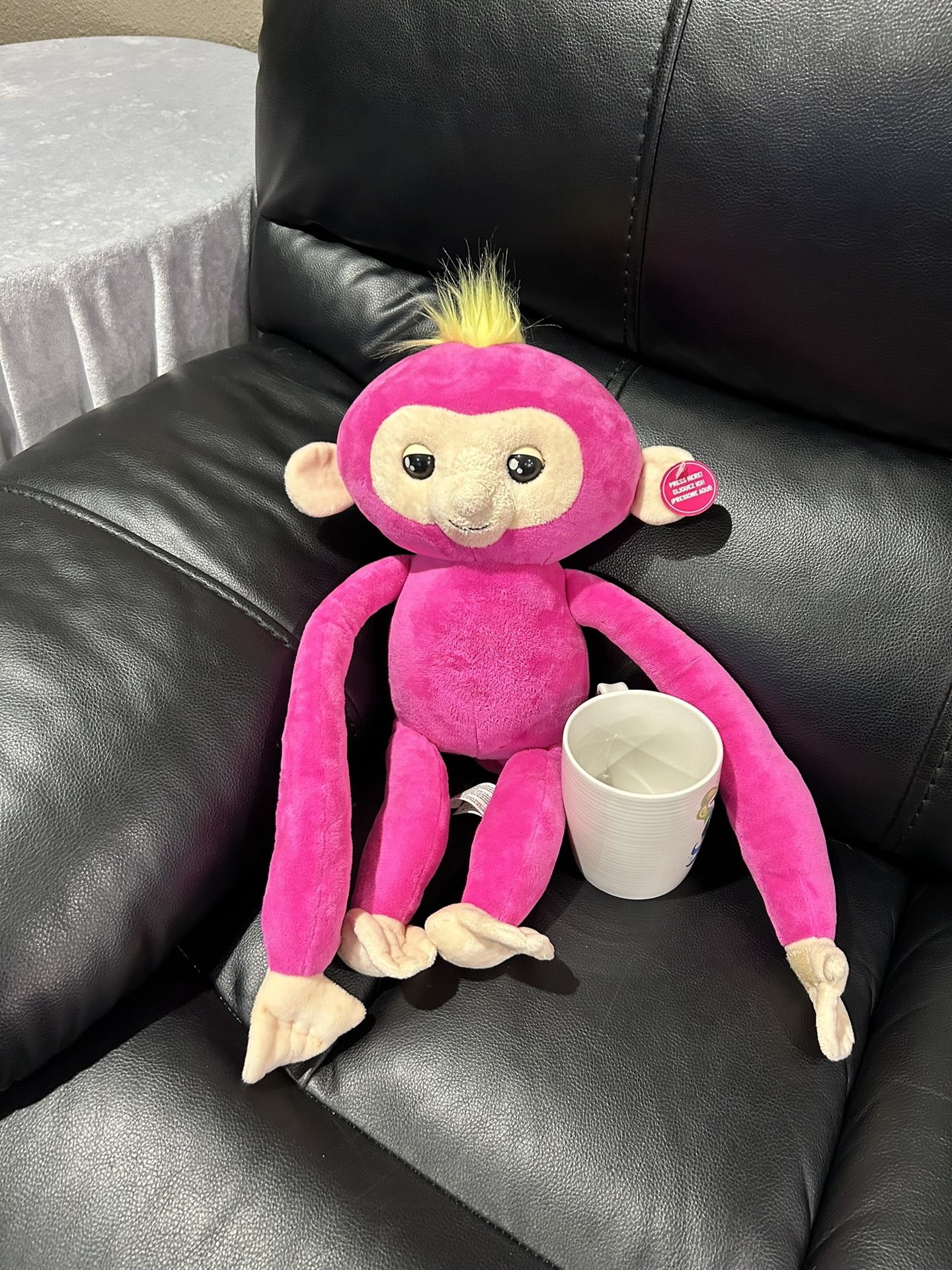 Fingerlings HUGS - Bella (Pink) Laughing Blows Kisses Snores !!! Plush Animal Monkey Batteries Included 