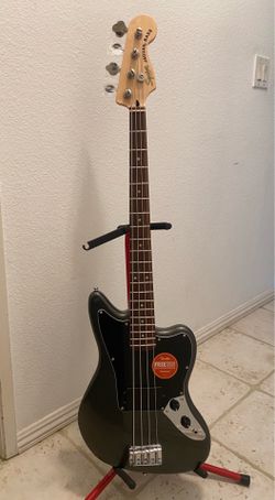 Squier Jaguar short scale 32” bass with strap