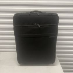 BRIGGS & RILEY  24" U524LX-4 Baseline EXPANDABLE Rolling 2-wheels Black. Pre owned in good condition with some cosmetic blemishes. These blemishes are