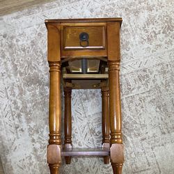 Wood accent end table / chairside stand