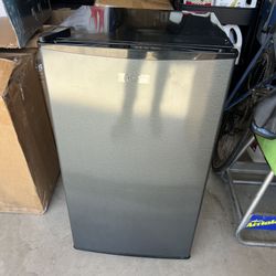 Midea 3.3 Cu Ft Single Door Compact Refrigerator - 110 Volts