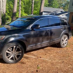 Cars Audi 2012, black color is a full Suv three rows of seats, double sunroof