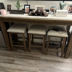 Tall, Long table with 3 Stools In good condition!