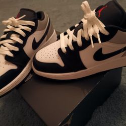 Jordan 1 Low SE  (Size 5 Youth)