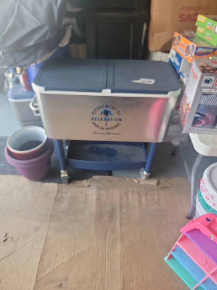 Cooler/thermos On Wheels