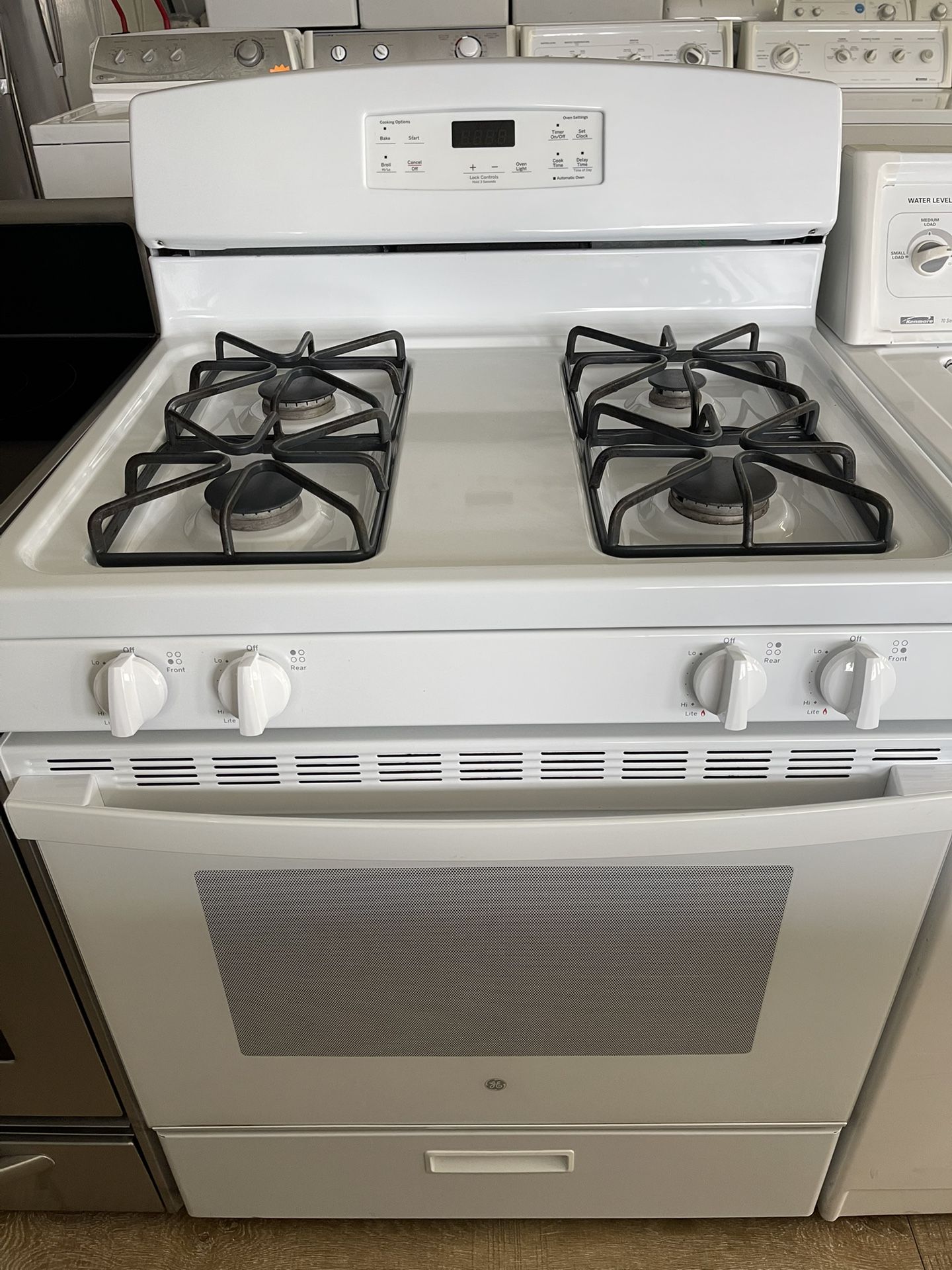 White G.E Gas Stove In Excellent Condition