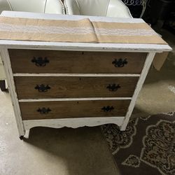 an old dresser in good condition in pure wood is white with wood-colored drawers