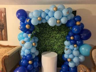 Arco de globos azul de todos los colores