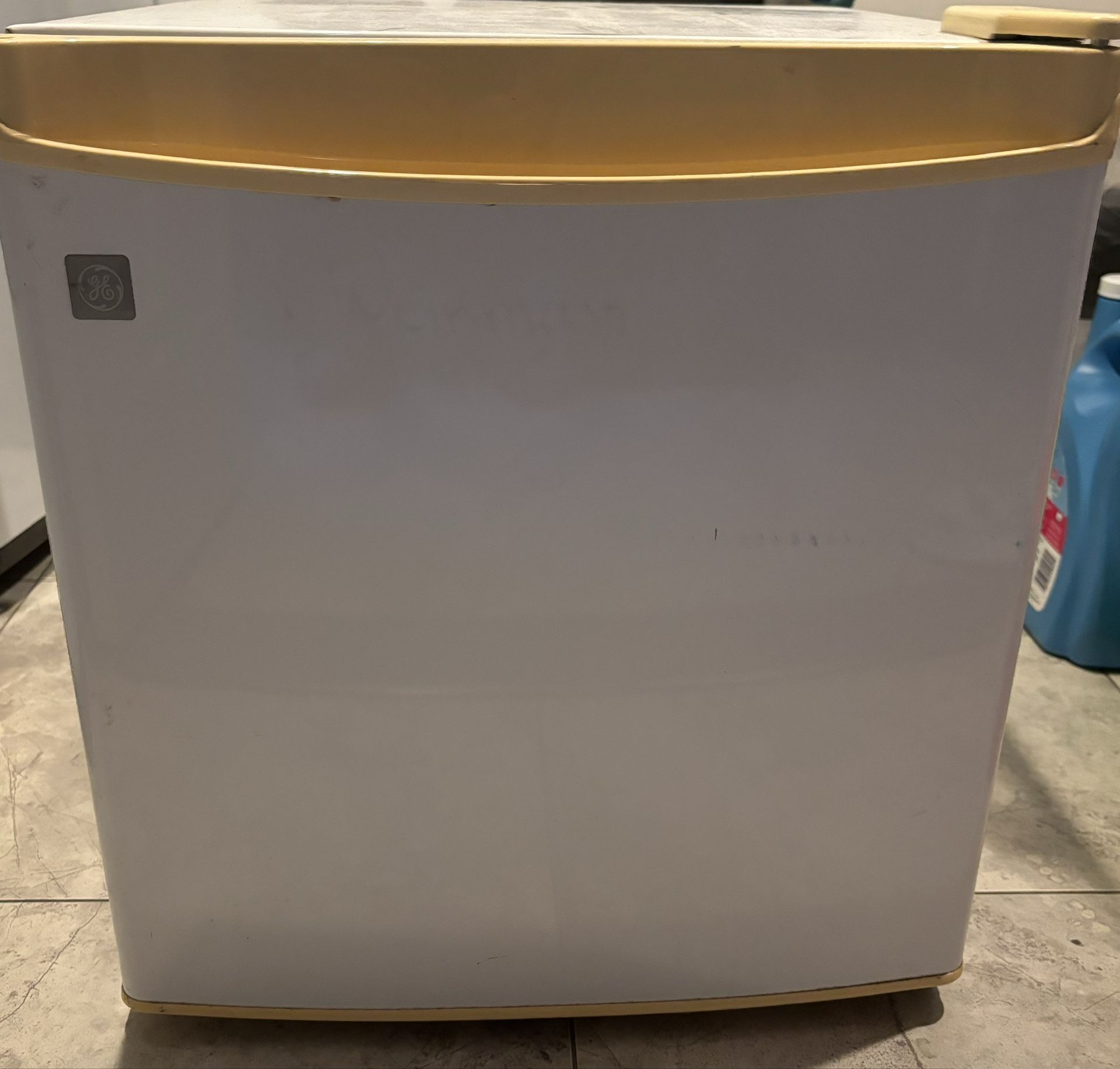 GE GENERAL ELECTRIC WHITE MINI FRIDGE
