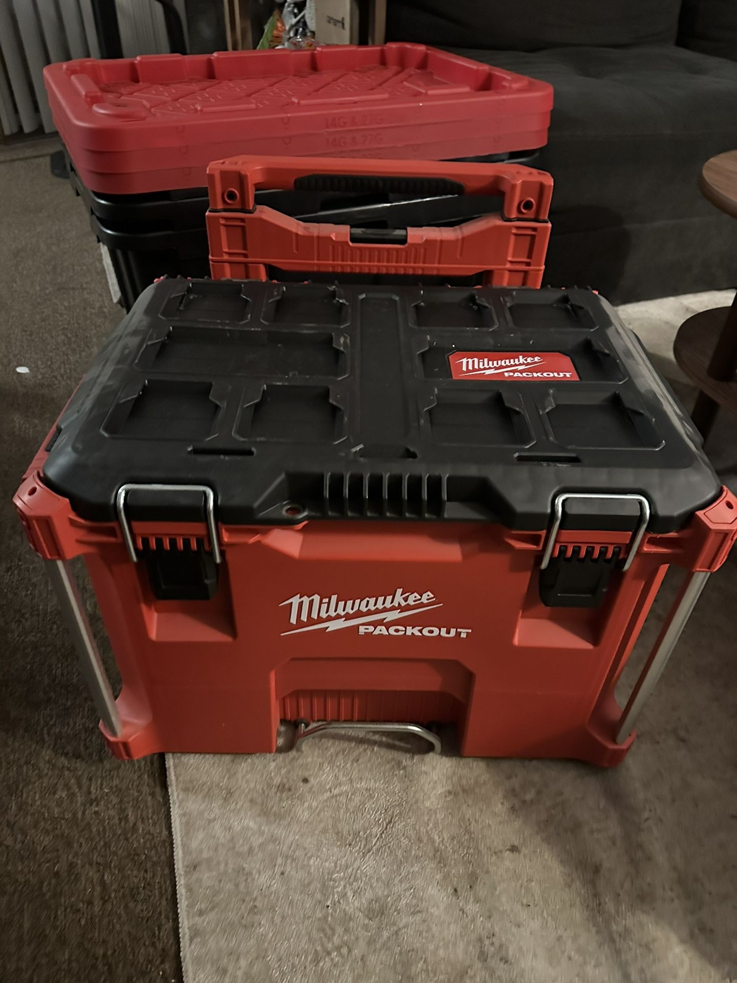 Milwaukee rolling tool box with low profile handle