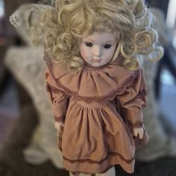 BEAUTIFUL "AMERICA'S PORCELAIN DOLL!" AUTHENTICITY IS INCLUDED, SHE'S A GORGEOUS ANTIQUE!