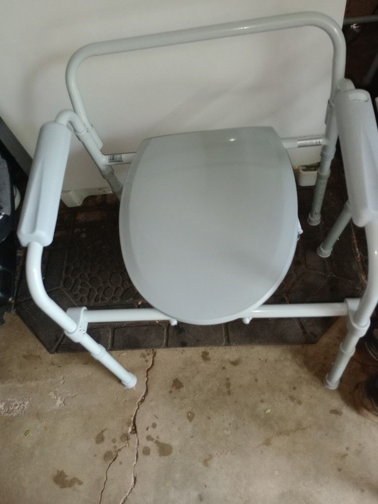 LIKE NEW COMMODE