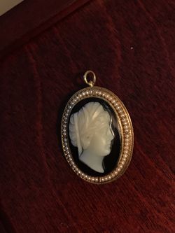 Vintage 14k Gold Cameo Pendant with Pearl detailing