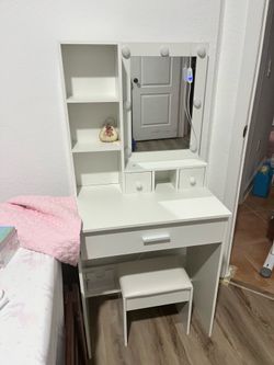 Kids elegant vanity  setwith mirror