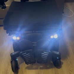  DESCRIPTION The new Quickie Q500 M base balances superb indoor maneuverability with outstanding performance and head-turning style. All of these comb