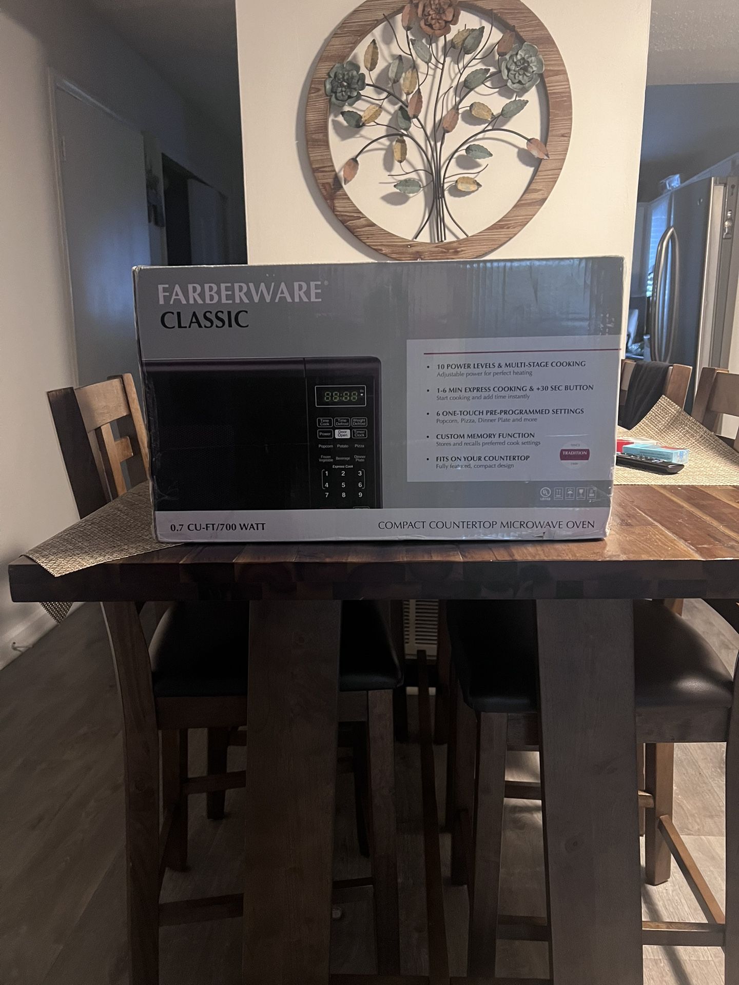 Farnerware .7 CuFt Microwave Oven NEW IN BOX