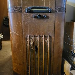 Antique 4 Foot Tall General Electric Freestanding Antique Radio! 