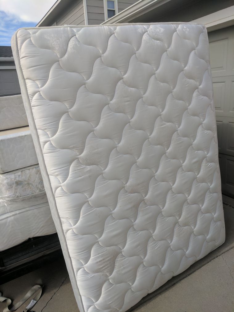 QUEEN DENVER MATTRESS KEYSTONE PLUSH MATTRESS INCLUDES BOXSPRING