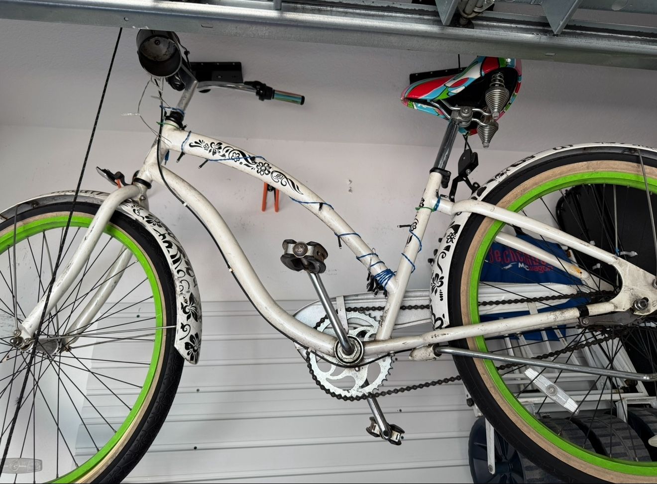 Electra Blanc et Noir 3i womens step through cruiser bike