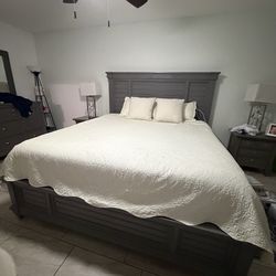 King size  Bedroom set (READ description)