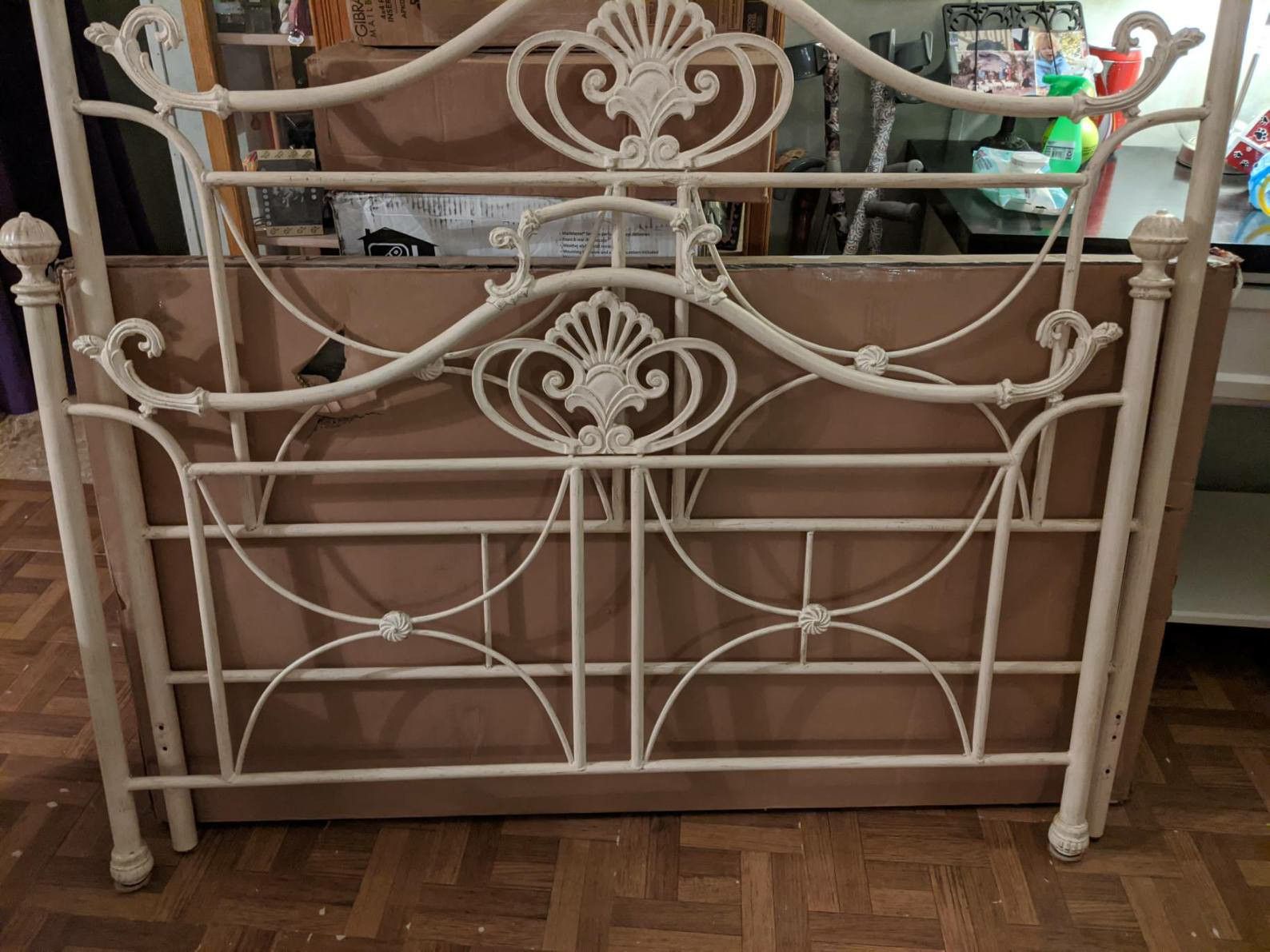 Queen Metal bed frame no rails