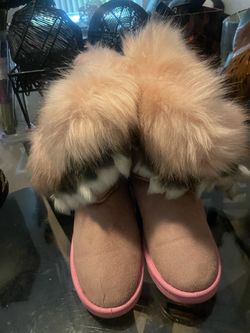 Pink suede boots with fur trim