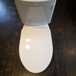 TOTO Elongated Toilet With Softclose Lid