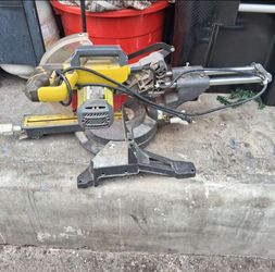 DeWalt Sliding Compound Miter Saw